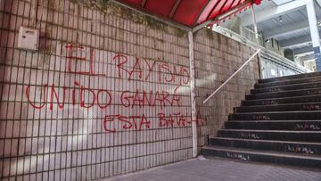 Pintadas en el estadio de Vallecas.