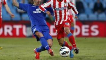 Alexis Ruano, jugador del Getafe, intenta parar a &Oacute;liver durante un partido de la temporada pasada contra el Atl&eacute;tico de Madrid.