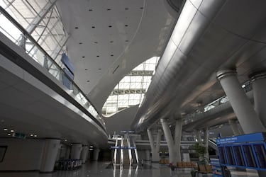 Se inauguró en el año 2001 sobre una superficie artificial de tierra entre las islas Yeongjong y Yongyu. Gracias al diseño de la cubierta de vidrio se consigue un edificio eficiente energéticamente, donde los la luz natural invade los espacios.