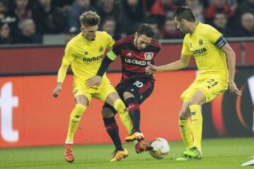 Los jugadores del Villarreal, Samuel Castillejo y Bruno Soriano, luchan por el balón con Hakan Calhanoglu del Leverkusen.