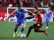Romulo Zanre (L) of Tigres fights for the ball with Aldahir Perez (R) of Tijuanaduring the 13th round match between Tijuana and Tigres UANL as part of the Liga BBVA MX Varonil, Torneo Clausura 2026 at Caliente Stadium, on April 03, 2026 in Tijuana, Baja California, Mexico.