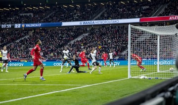 2-2. Ángel Correa marca el gol del empate en el minuto 90.