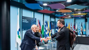 Javier Tebas, presidente de LaLiga, saluda a José Ángel Sánchez, director general del Real Madrid, en una reunión de LaLiga.