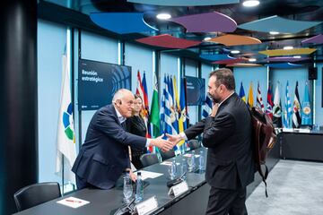 Javier Tebas, presidente de LaLiga, saluda a José Ángel Sánchez, director general del Real Madrid, en una reunión de LaLiga.