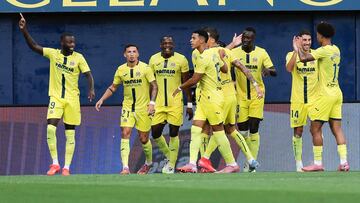 Los jugadores del Villarreal celebran un gol.