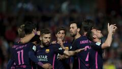 Barcelona&#039;s forward Paco Alcacer (R) celebrates a goal with teammates during the Spanish league football match Granada FC vs FC Barcelona at Nuevo Los Carmenes stadium in Granada on April 2, 2017. / AFP PHOTO / JORGE GUERRERO