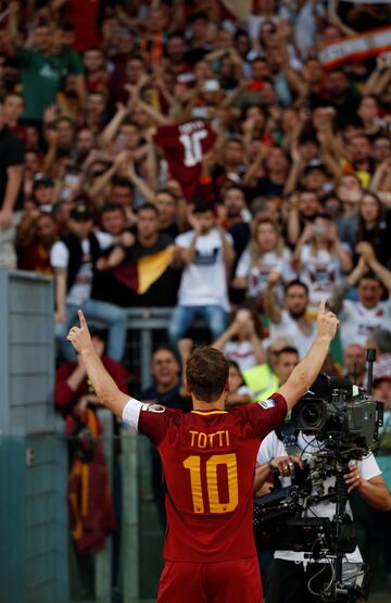 Un emocionado Totti se despide de su afición en su último partido con la Roma.