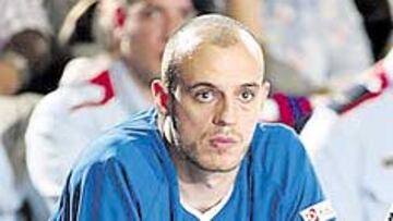 <b>ABATIDO. </b>Jiménez sigue en el Estudiantes, pero ya ni juega.