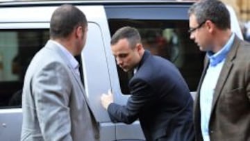 Pistorius concluye su testimonio leyendo una nota de amor