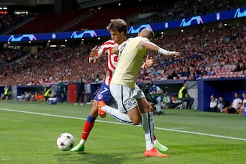 Joao Félix lucha por el control del balón con Pepe.