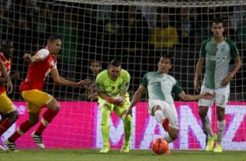 El campeón fue frágil en defensa y en el juego aéreo y cayó en Medellín.