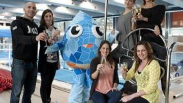 <b>BRINDIS CON 'XOP'. </b>Felipe Perrone, Laura Ester, la mascota 'Xop', Andrea Fuentes, Ona Carbonell (arriba), Erika Villaecija y Melanie Costa (abajo sentadas) en el CAR.