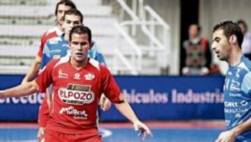 <b>SIN REACCIÓN. </b>Vadillo realiza un pase ante Vinicius.