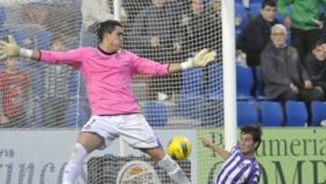 <b>LA ULTIMA OCASIÓN. </b>Gilvan tuvo la victoria de su equipo en el descuento, pero Valiente evitó el tanto en la misma línea de gol.