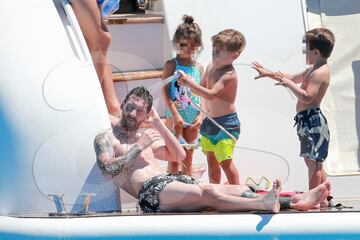 Messi, Luis Suárez y Cesc en sus vacaciones familiares en Ibiza.
 