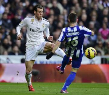 Gareth Bale y Luisinho, durante el partido de la vigésimo tercera jornada de Liga de Primera División, disputado esta tarde en el estadio Santiago Bernabéu. 