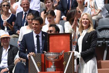 La actriz Nicole Kidman y el copresidente de París 2024 Tony Estanguet posan junto al trofeo de Roland Garros. 
 