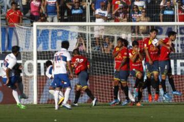 Uno de los intentos de la UC, a través de pelota parada.