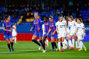 El gol del Barça se reparte entre varias jugadoras, pero hay una que destaca más que ninguna: Jenni Hermoso (31 años, Madrid), segunda clasificada para el Balón de Oro. La delantera española es la Pichichi de las últimas dos temporadas en Liga y, pese a haber arrancado el curso lesionada, ha cogido ritmo en los últimos encuentros y ya suma 9 goles en los 7 partidos que ha jugado (sólo en tres fue titular). A dos goles de la también azulgrana Oshoala (11 tantos), que sufre una lesión de larga duración, Jenni está cerca de colocarse como líder de la tabla de goleadoras en la Primera Iberdrola. Así, la defensa del Real Madrid deberá estar muy atenta a los acercamientos de la atacante culé al área. Su cercanía a la portería suele ser sinónimo de asistencia (lleva 2 en este inicio liguero) o gol.