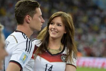 Julian Draxler y Lena Stiffel en un partido de la selección alemana de fútbol