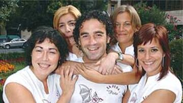 Las mujeres de la peña con Peña.