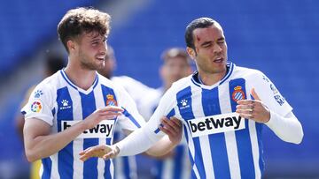 BARCELONA, SPAIN - MAY 02: Raul de Tomas of RCD Espanyol celebrates scoring his side's 3rd goal with Javi Puado of RCD Espanyol during the Liga Smartbank match betwen RCD Espanyol de Barcelona and Malaga CF at RCDE Stadium on May 02, 2021 in Barcelon