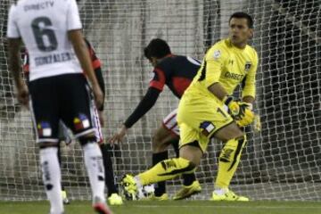 Fútbol, Colo Colo v Deportes Copiapó.
Copa Chile 2015.
El arquero de Colo Colo, Justo Villar, derecha, se lamenta tras el segundo gol de Deportes Copiapó durante el partido de cuartos de final de la Copa Chile 2015 disputado en el estadio Monumental de Santiago, Chile.
22/10/2015
Andrés Piña/Photosport