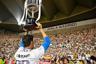 Courtois brinda el trofeo a los seguidores madridistas.