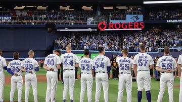 Jugadores de los Toronto Blue Jays durante el himno de Estados Unidos en el Rogers Centre de Toronto