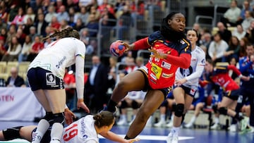 Sotra (Norway), 20/11/2025.- Spain's Lyndie Tchaptchet and Norway's Selma Henriksen in action during the Posten Cup womens handball match between Norway and Spain in Sotra, Norway, 20 November 2025. (Balonmano, Noruega, España) EFE/EPA/Paul S. Amundsen NORWAY OUT NORWAY OUT