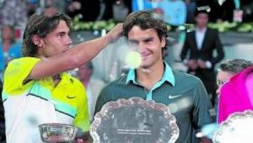 <b>TAN AMIGOS. </b>Nadal y Wozniacki retiran confeti del pelo de los campeones, Federer y Safina, durante la ceremonia de entrega de trofeos.