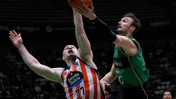 BADALONA, 08/02/2025.- El alero del Joventut Sam Dekker (d) entra a canasta defendido por Beqa Burjanadze, del Leyma Coruña, durante el partido de liga Endesa que Joventut de Badalona y Leyma Coruña disputan este sábado en el Olimpic de Badalona. EFE/Alejandro García