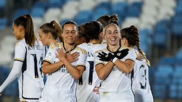 MADRID, 10/11/2023.- La delantera del Real Madrid Athenea del Castillo (d) celebra con su compañera Hayley Raso (c-i) tras marcar el 1-0 durante el partido de la Liga F de fútbol entre Real Madrid y Real Sociedad disputado este viernes en el estadio Alfredo Di Stéfano. EFE/Daniel González
