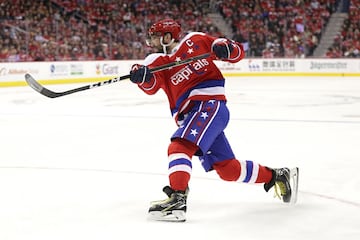 Es el máximo goleador de la NHL por quinta vez en 6 temporadas. Además, el jugador que más camisetas vende en NHL.com por fin ha ganado este año la Stanley Cup.