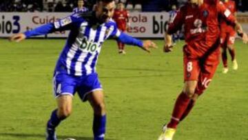 El jugador del Ponferradina Samuel pelea un bal&oacute;n con el centrocampista del Getafe Pablo Sarabia, durante el partido correspondiente a la ida de dieciseisavos de la Copa del Rey de f&uacute;tbol disputado en el estadio del Toral&iacute;n.