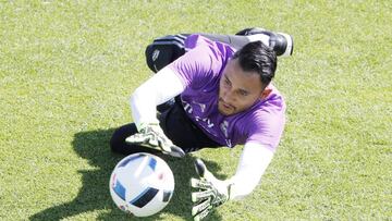 Keylor aún no puede saltar: se ejercita 'estilo comando'