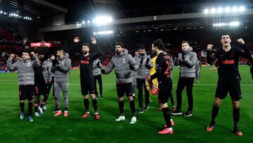 Los futbolistas del Atl&eacute;tico celebran con la afici&oacute;n desplazada el triunfo en Liverpool de la Champions.