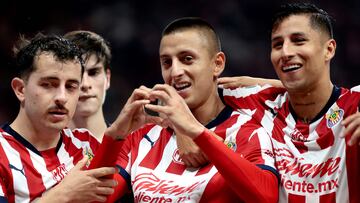 Guadalajara's forward Roberto Alvarado (C) celebrates after scoring with teammates during the Liga MX Apertura tournament football match between Guadalajara and Leon at the Akron Stadium in Zapopan, Jalisco state, Mexico on September 18, 2024. (Photo by ULISES RUIZ / AFP)