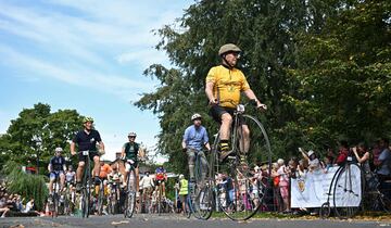 Un grupo de ciclistas disfrutan de la Gran Carrera de Knutsford, en el noroeste de Inglaterra, un evento singular que se celebró por última vez en 2010 y, por lo general, se disputa cada diez años, en el que participan ciclistas individuales y en equipo de todo el mundo, sobre bicicletas clásicas que datan de mediados del siglo XIX.