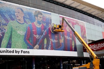 Los operarios del FC Barcelona han dedicado la mañana a quitar las imágenes de Leo Messi de las instalaciones del estadio blaugrana. Messi, ya es historia.