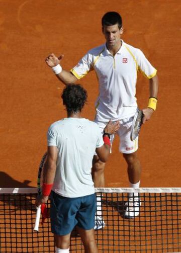 Novak Djokovic y Rafa Nadal se saludan tras finalizar el partido.