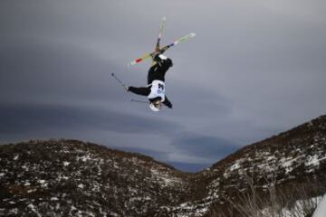 El australiano Tom Matsumoto durante el Campeonato de Australia de saltos de esquí freestyle.