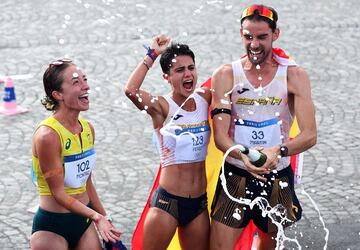 María Pérez y Álvaro Martín celebran el oro olímpico ante la australiana Jemima Montag.