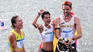 Paris 2024 Olympics - Athletics - Marathon Race Walk Relay Mixed - Trocadero, Paris, France - August 07, 2024. Alvaro Martin of Spain and Maria Perez of Spain who won gold and Jemima Montag of Australia who won bronze celebrate. REUTERS/Isabel Infantes
