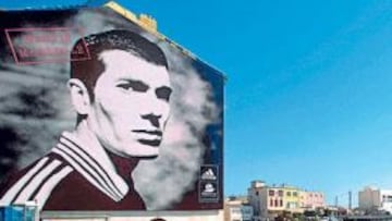 <b>UN ICONO.</b> En la Cornisa Kennedy, uno de los edificios más emblemáticos de Marsella, lució la imagen de Zidane cuando estaba en activo.