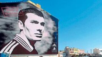 <b>UN ICONO.</b> En la Cornisa Kennedy, uno de los edificios más emblemáticos de Marsella, lució la imagen de Zidane cuando estaba en activo.