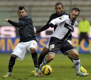 Gary Medel no pudo evitar la derrota ante el Parma.