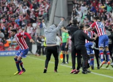 La alegría del Sporting tras conseguir la permanencia