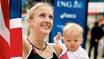 <b>MAMÁ FELIZ. </b>Radcliffe con su hija Isla, que tiene diez meses.