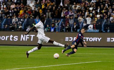 Gavi le puso en bandeja el balón a Lewandowski para que éste anotara el 0-2.